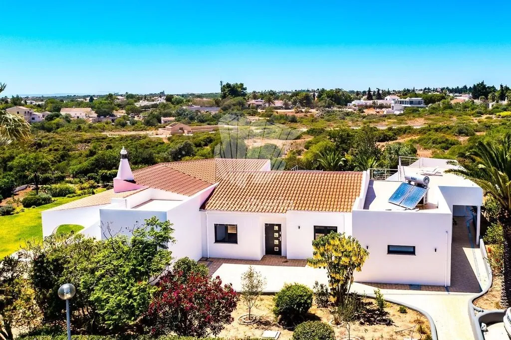 House 216m² in Portugal, Lagoa. Priced at 1500000€ rent photo-3