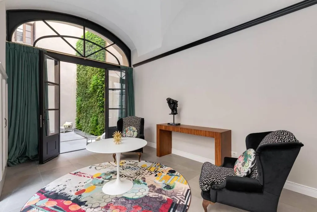 Flat 239m² in Italy, Florence. Priced at 14000€ rent photo-1