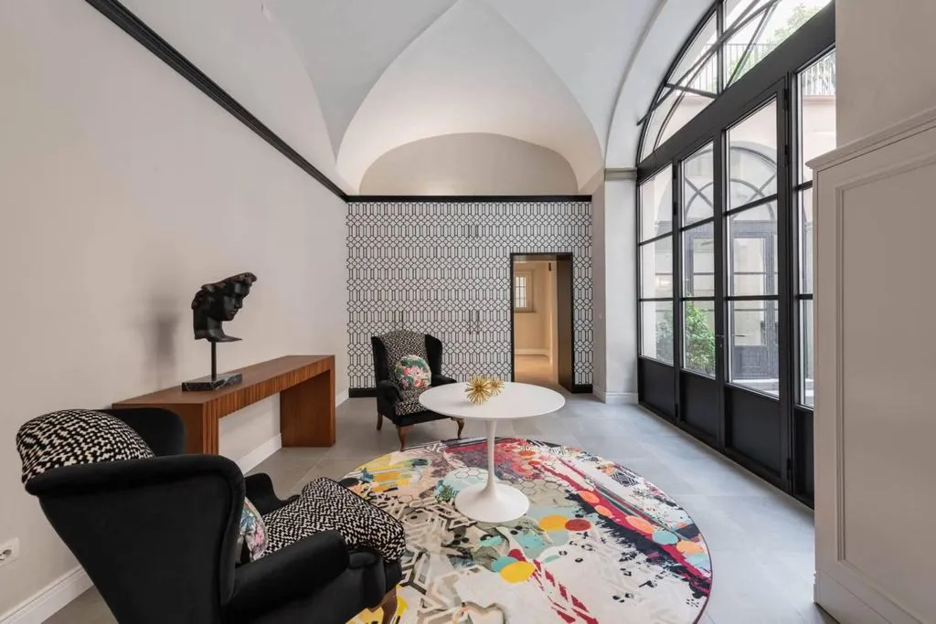 Flat 239m² in Italy, Florence. Priced at 14000€ rent photo-2