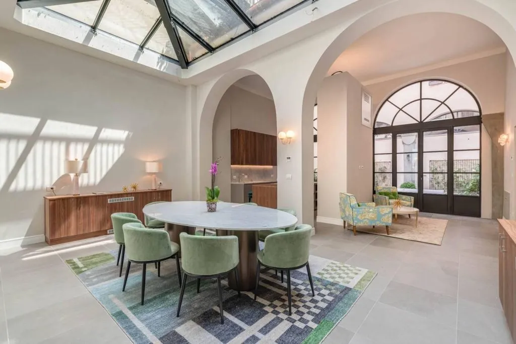 Flat 239m² in Italy, Florence. Priced at 14000€ rent photo-3
