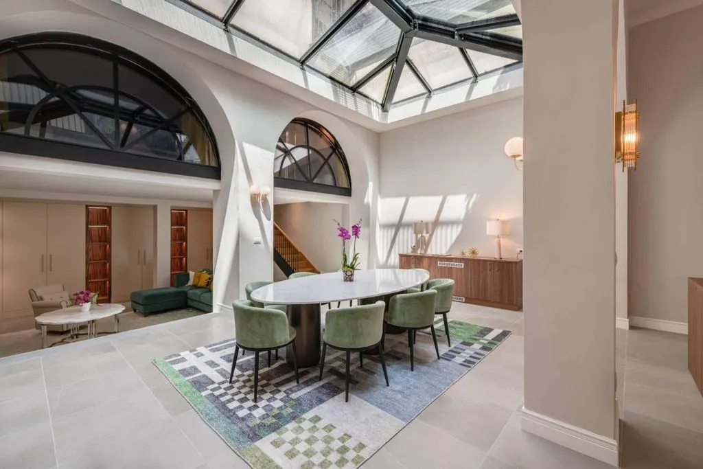 Flat 239m² in Italy, Florence. Priced at 14000€ rent photo-4