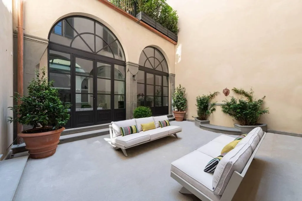 Flat 239m² in Italy, Florence. Priced at 14000€ rent photo-5
