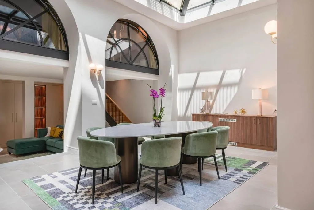 Flat 239m² in Italy, Florence. Priced at 14000€ rent photo-6