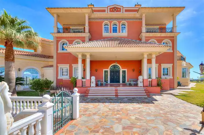 House 215m² in Italy, Cremona. Priced at 4200000€ rent photo-12