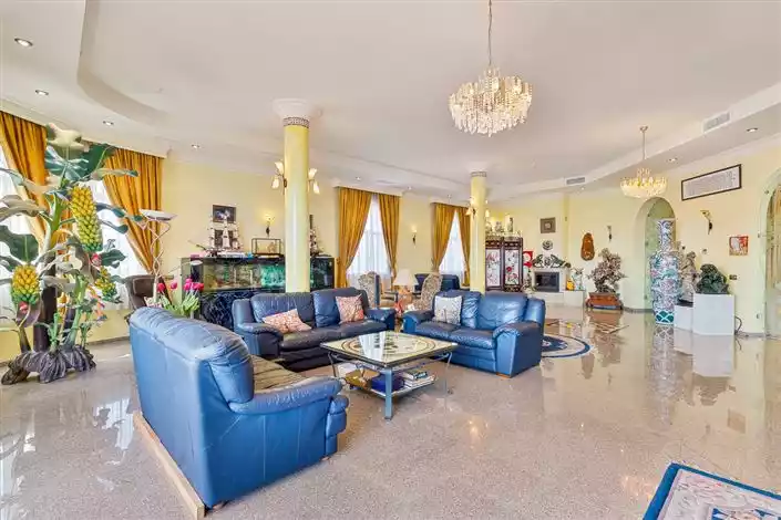House 215m² in Italy, Cremona. Priced at 4200000€ rent photo-17