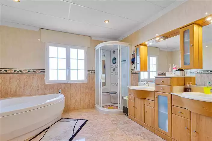 House 215m² in Italy, Cremona. Priced at 4200000€ rent photo-26