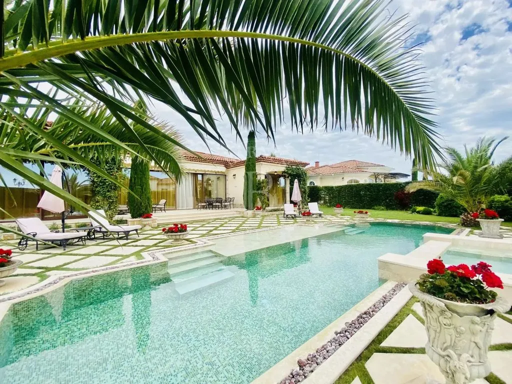 House 1032m² in Bulgaria, Burgas. Priced at 1100000€ rent photo-6