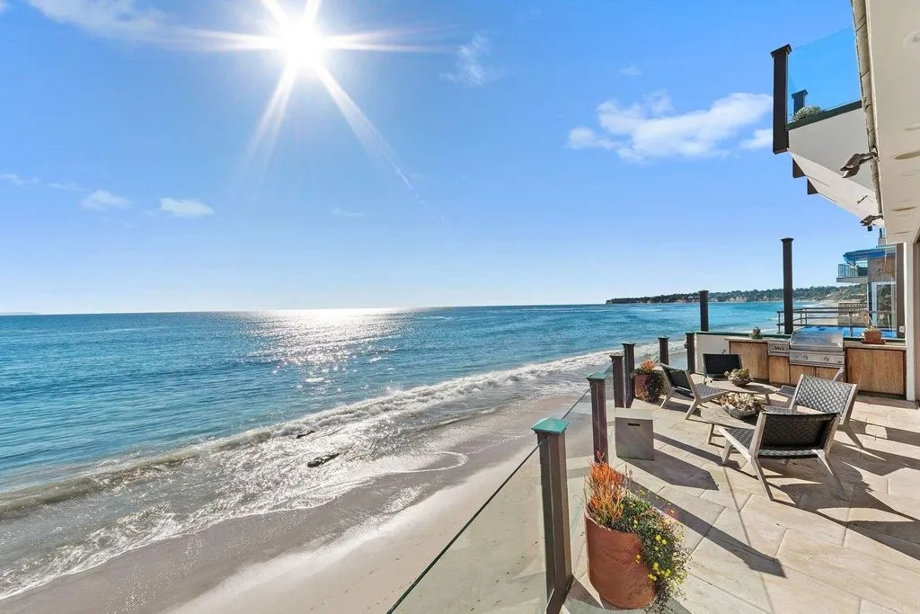 House 421m² in USA, Malibu. Priced at 36730€ rent photo-1