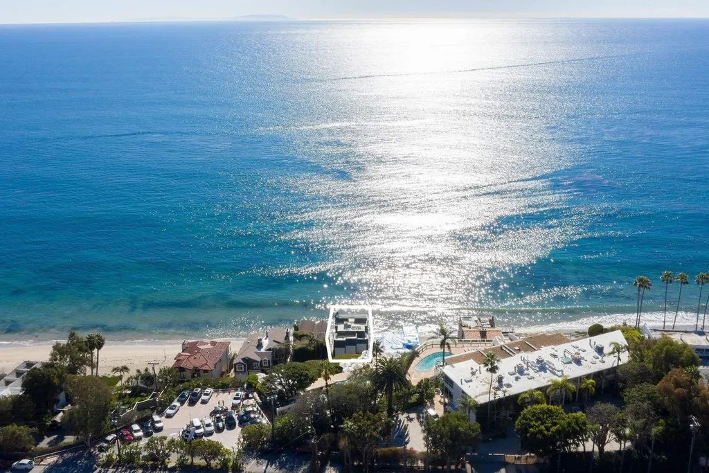 House 421m² in USA, Malibu. Priced at 36730€ rent photo-3