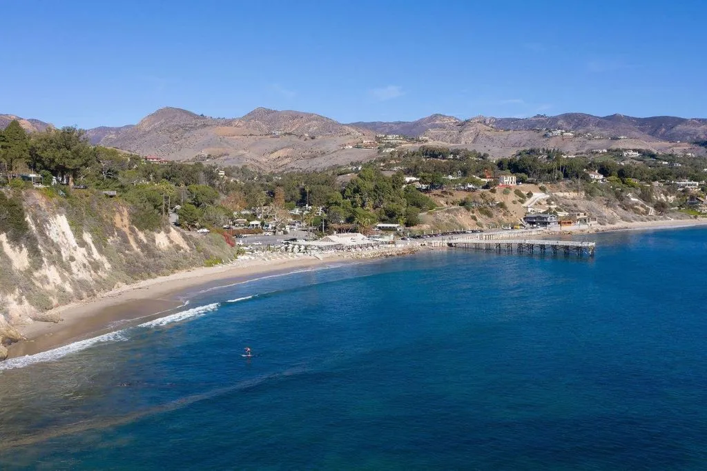 House 421m² in USA, Malibu. Priced at 36730€ rent photo-5