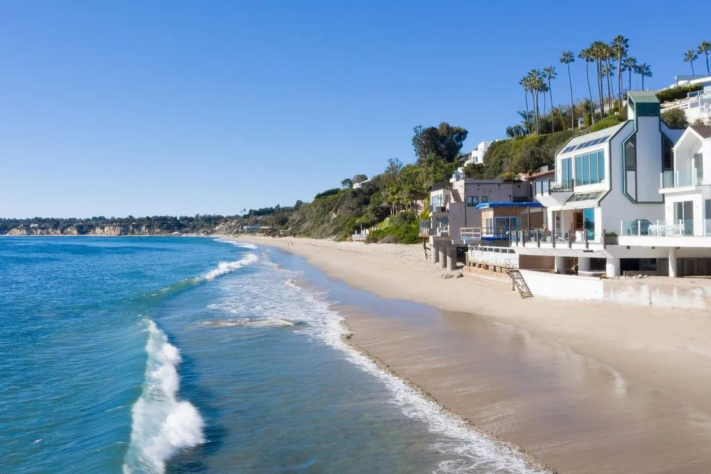 House 421m² in USA, Malibu. Priced at 36730€ rent photo-6
