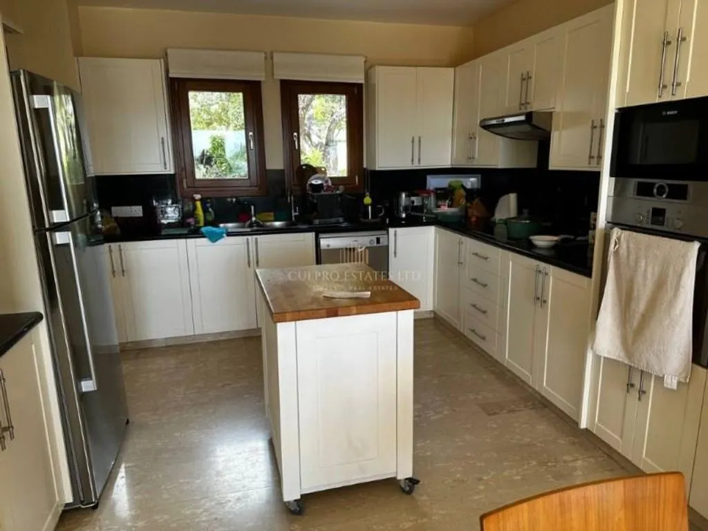 House 300m² in Cyprus, Paphos. Priced at 8500€ rent photo-2