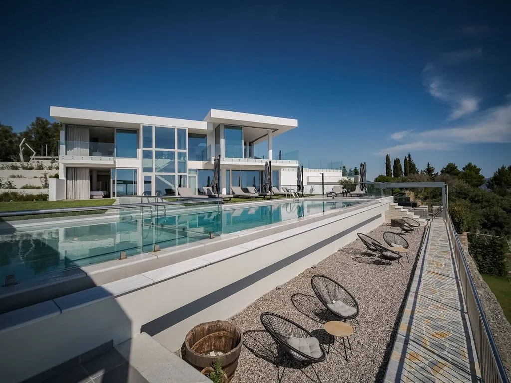 Villa 430m² in Greece, corfu. Priced at 26000€ rent photo-3