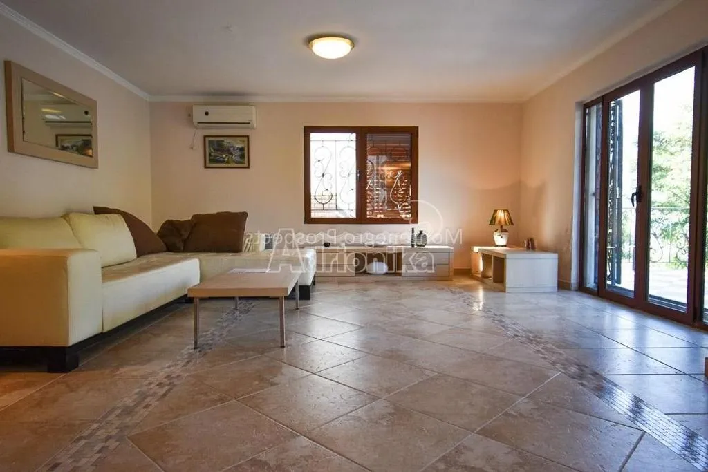 House 272m² in Montenegro, Kotor. Priced at 520000€ rent photo-5
